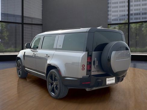 Used 2023 Land Rover Defender 130 X-Dynamic SE image 3