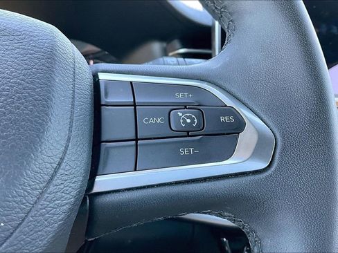 Used 2024 Jeep Compass Latitude AWD/4WD image 17