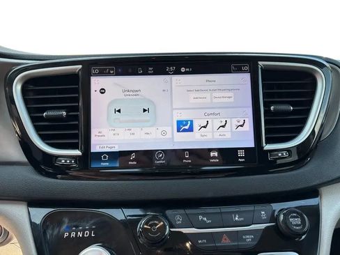 Used 2024 Chrysler Pacifica Touring-L FWD image 14