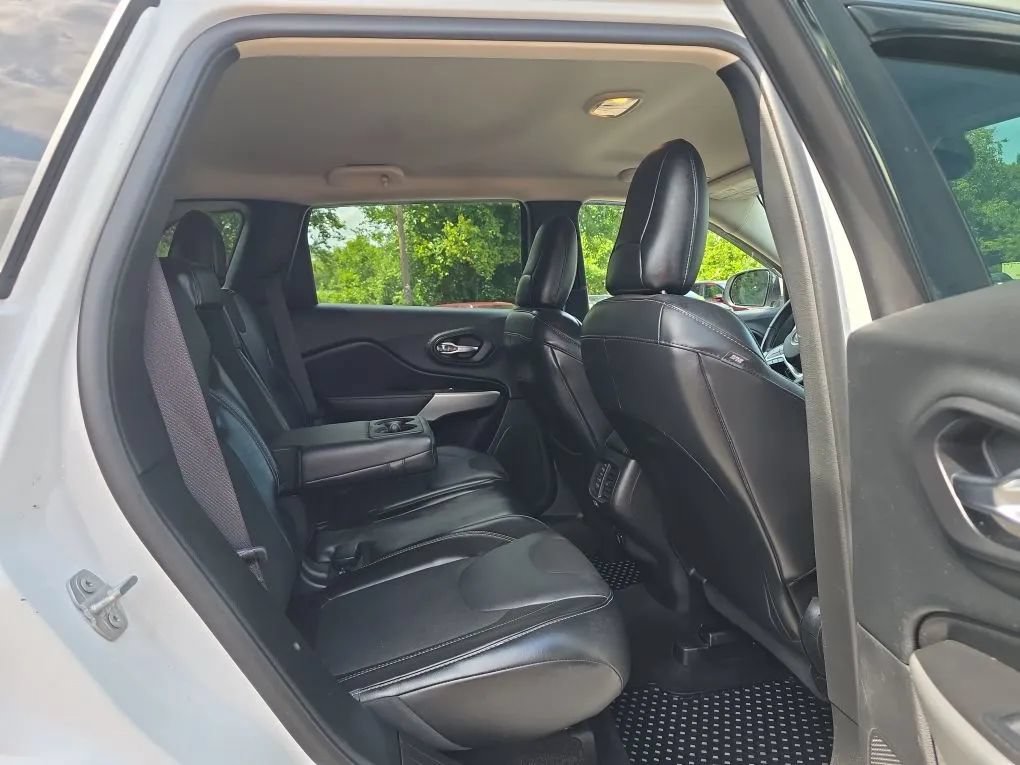 Used 2018 Jeep Cherokee Latitude Plus w/ Cold Weather Group AWD/4WD image 43