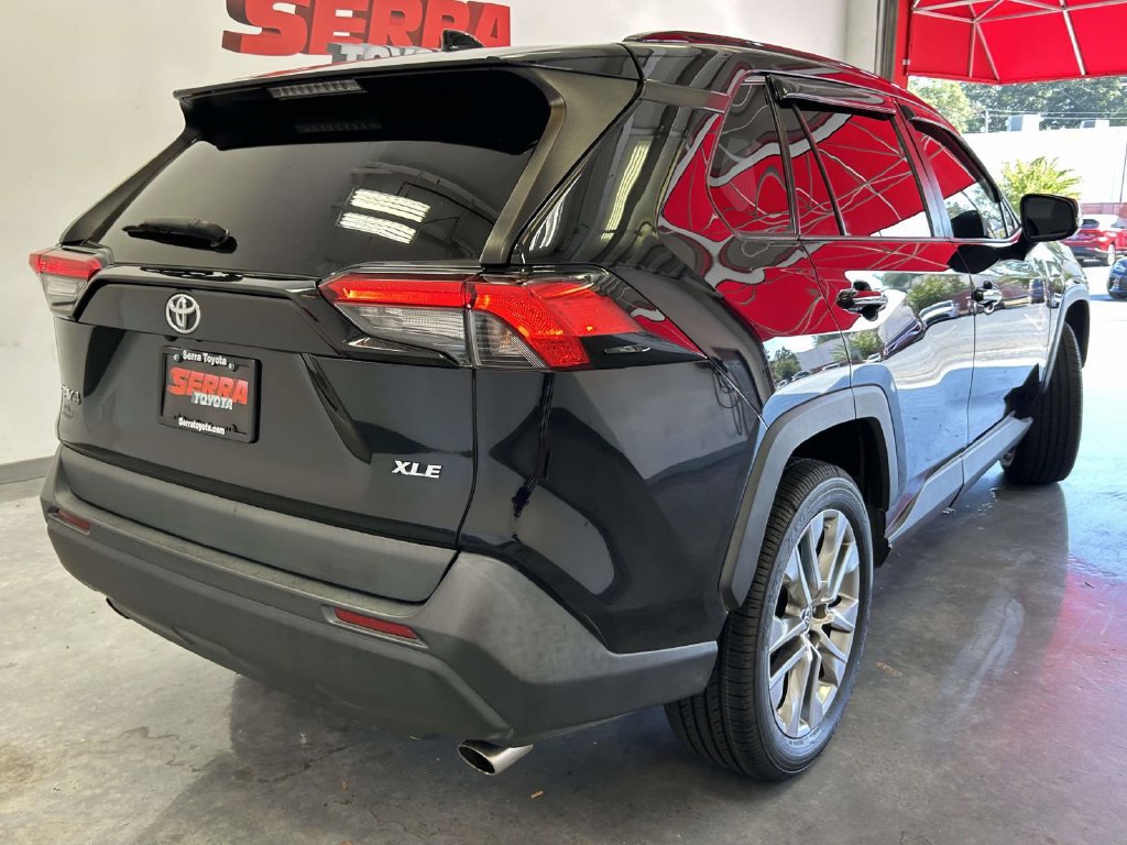 Used 2021 Toyota RAV4 XLE Premium FWD image 3