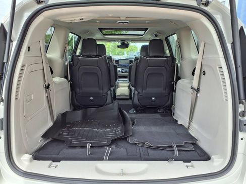 Used 2021 Chrysler Pacifica Limited w/ Uconnect Theater Family Group FWD image 25