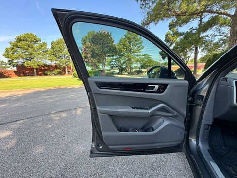 Used 2019 Porsche Cayenne AWD/4WD image 27
