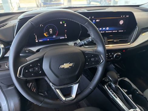 Certified 2025 Chevrolet Trax LT w/ LT Convenience Package image 17