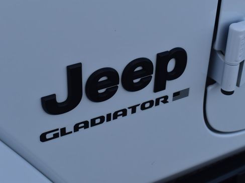 Used 2024 Jeep Gladiator Sport AWD/4WD image 4