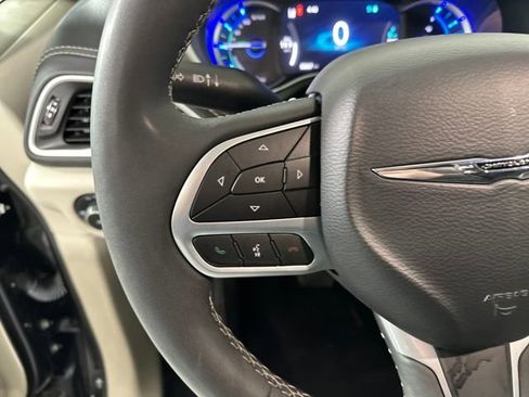 Used 2023 Chrysler Pacifica Touring-L image 15
