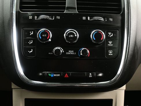 Used 2018 Dodge Grand Caravan SE w/ UConnect Hands-Free Group image 20