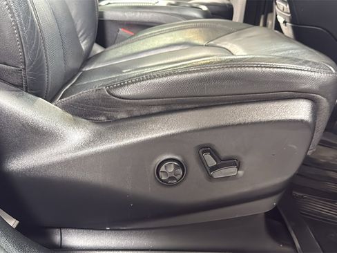 Used 2020 Chrysler Pacifica Touring-L image 21