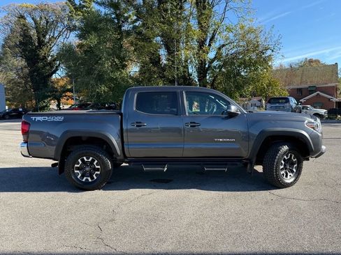 Used 2019 Toyota Tacoma TRD Off-Road image 3