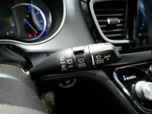 Used 2020 Chrysler Pacifica Touring-L w/ S Appearance Package FWD image 30