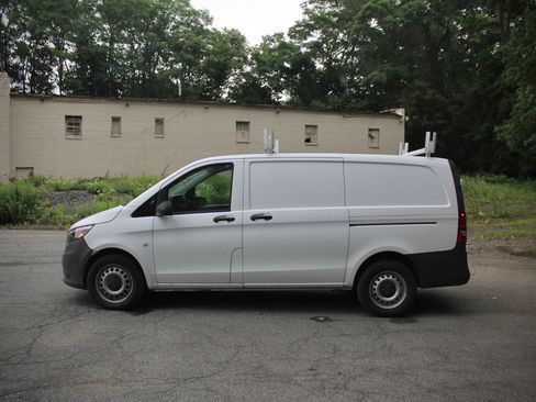 Used 2022 Mercedes-Benz Metris image 3