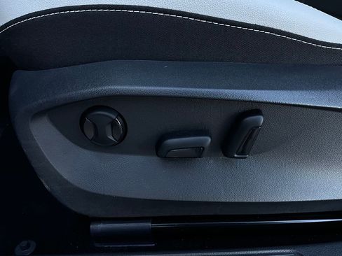 Used 2025 Volkswagen Taos SE image 11