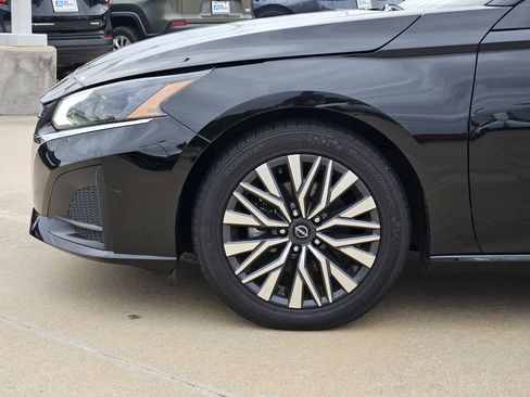 Used 2024 Nissan Altima 2.5 SV FWD image 11
