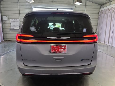Used 2024 Chrysler Pacifica Limited FWD image 8