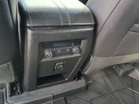 Used 2022 Chevrolet Traverse LT FWD image 40