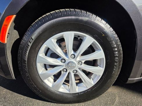 Used 2017 Chrysler Pacifica Touring-L FWD image 9