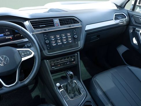 Used 2022 Volkswagen Tiguan SE w/ Panoramic Sunroof Package FWD image 15