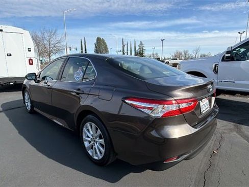 Used 2018 Toyota Camry LE image 6