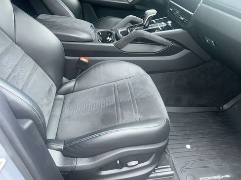 Used 2022 Porsche Cayenne Turbo GT image 10