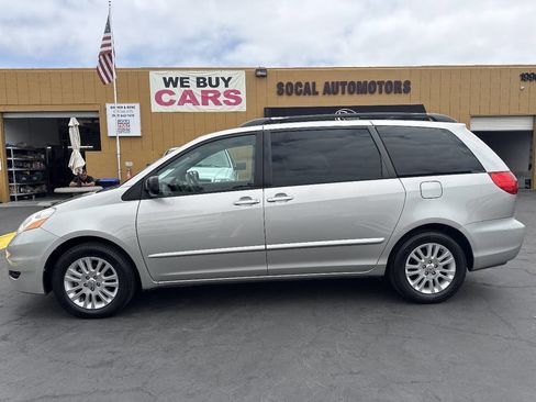 Used 2010 Toyota Sienna LE FWD image 2