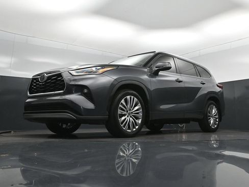 Used 2023 Toyota Highlander Platinum FWD image 39