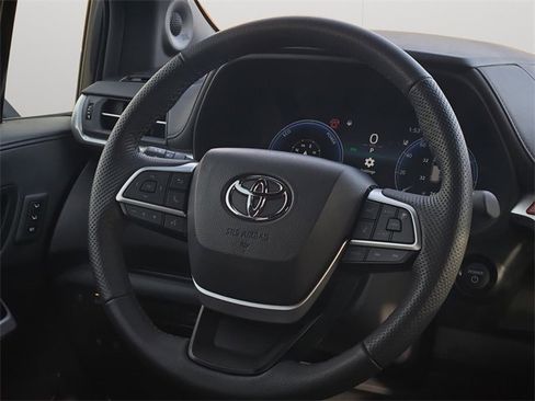 Used 2025 Toyota Sienna Limited image 19