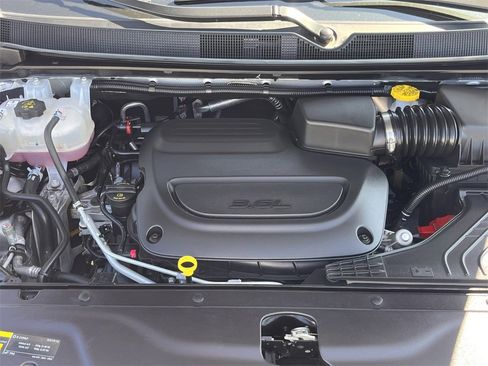 Used 2024 Chrysler Pacifica Touring-L image 12