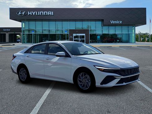 New 2026 Hyundai Elantra Hybrid FWD image 10