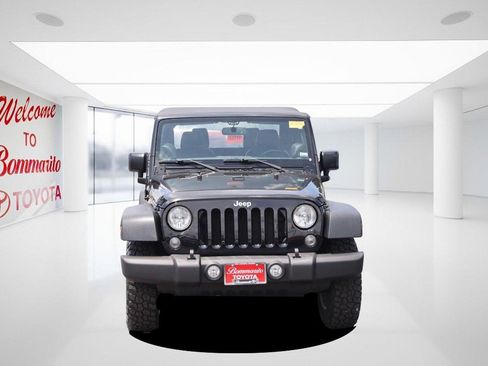 Used 2016 Jeep Wrangler Rubicon w/ Power Convenience Group AWD/4WD image 4