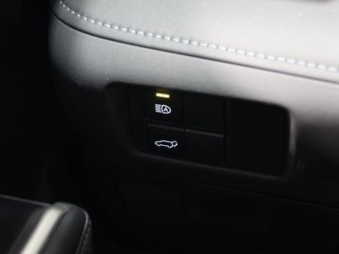 Used 2024 Toyota Highlander XLE FWD image 14