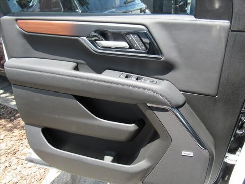 Used 2025 GMC Yukon XL Denali RWD image 18