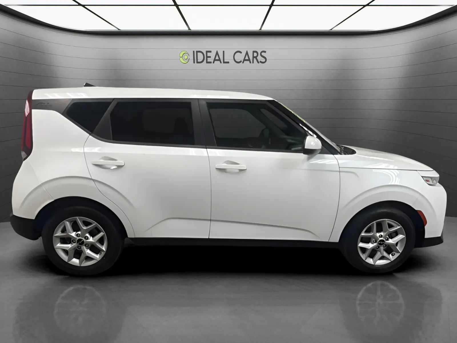 Used 2022 Kia Soul LX w/ Technology Package FWD image 4
