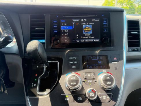 Used 2017 Toyota Sienna LE FWD image 16