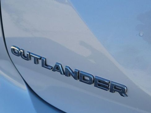 Used 2025 Mitsubishi Outlander SE image 11