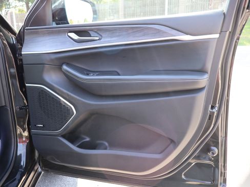 Used 2022 Jeep Grand Cherokee L Limited image 9