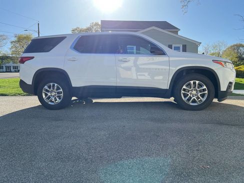 Used 2021 Chevrolet Traverse LS FWD image 1