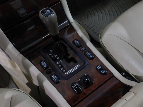Used 1999 Mercedes-Benz E 320 4MATIC Sedan image 32
