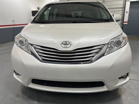 Used 2015 Toyota Sienna XLE image 7