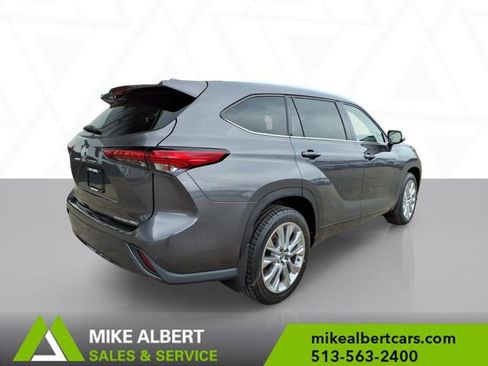 Used 2022 Toyota Highlander Limited image 7