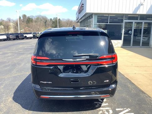 New 2026 Chrysler Pacifica Select image 5