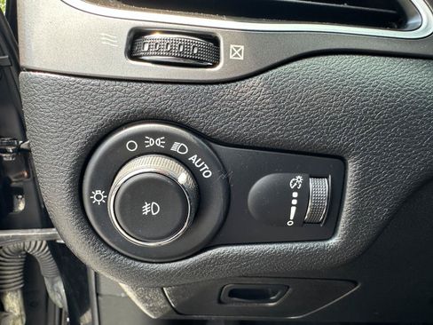 Used 2019 Jeep Cherokee Latitude w/ Popular Appearance Group AWD/4WD image 41