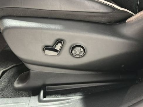 Used 2025 Chrysler Pacifica Limited FWD image 8
