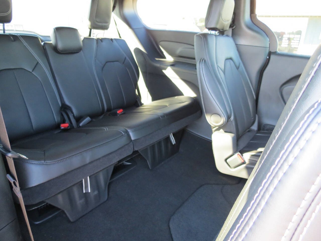 Used 2027 Chrysler Pacifica Select FWD image 18