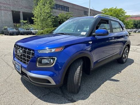Used 2024 Hyundai Venue SEL FWD image 3
