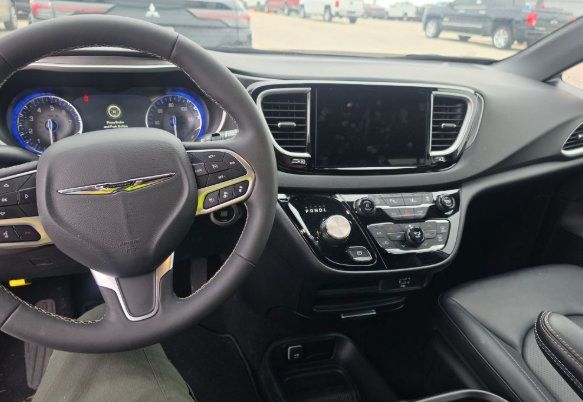 Used 2026 Chrysler Pacifica Select FWD image 4