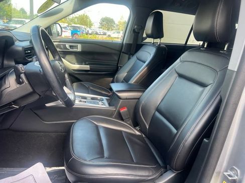 Used 2023 Ford Explorer XLT w/ Equipment Group 202A AWD/4WD image 22