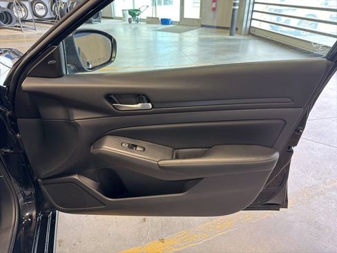 Used 2025 Nissan Altima 2.5 SV FWD image 32