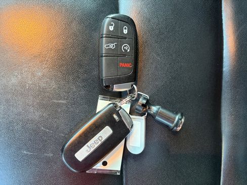 Used 2017 Jeep Grand Cherokee Limited w/ Trailer Tow Group IV AWD/4WD image 32