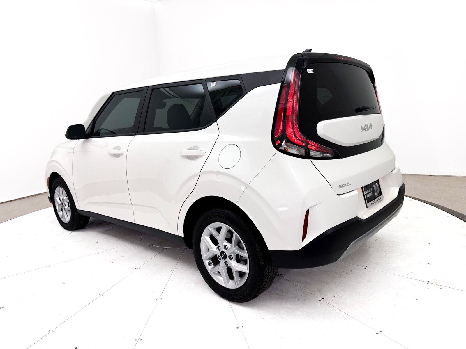 Used 2025 Kia Soul LX w/ LX Technology Package FWD image 15