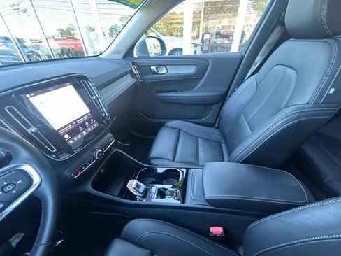 Certified 2025 Volvo XC40 B5 Plus AWD/4WD image 22